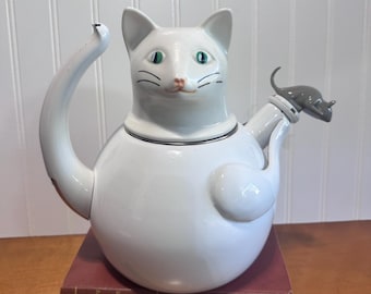Vintage 1980s Copco White Cat Tea Kettle with Mouse Spout Cover – Enamel Whistling Teapot – Mid Century Modern Kitchen Decor