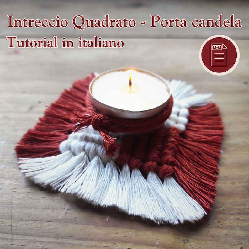 Pu&ograve; includere: Una candela accesa in un portacandele argentato &egrave; posizionata su un sottobicchiere quadrato in macram&egrave;. Il sottobicchiere presenta un design a frange rosse e bianche. Il testo in italiano recita "Intreccio Quadrato - Porta candela Tutorial in italiano".