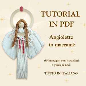 Può includere: Un ornamento a forma di angelo in macramè con testa, cuore e alone in legno. L'angelo ha ali bianche e un lungo corpo bianco. L'immagine include il testo "TUTORIAL IN PDF" e "Angioletto in macramè".