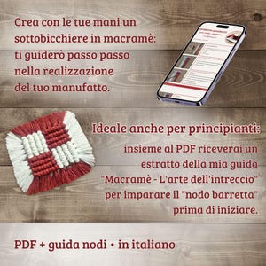 Pu&ograve; includere: Un sottobicchiere quadrato in macram&egrave; rosso, bianco e crema, con uno smartphone che mostra un tutorial di macram&egrave;. Il testo sull'immagine recita "Crea con le tue mani un sottobicchiere in macram&egrave;." e "PDF + guida nodi - in italiano."