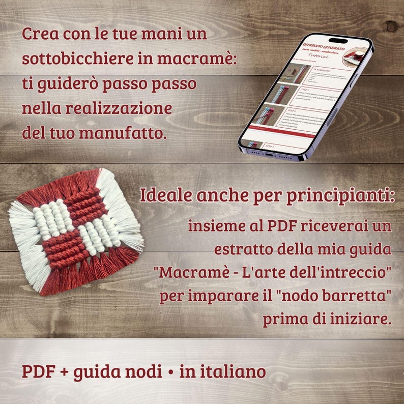 Pu&ograve; includere: Un sottobicchiere quadrato in macram&egrave; rosso, bianco e crema, con uno smartphone che mostra un tutorial di macram&egrave;. Il testo sull'immagine recita "Crea con le tue mani un sottobicchiere in macram&egrave;." e "PDF + guida nodi - in italiano."