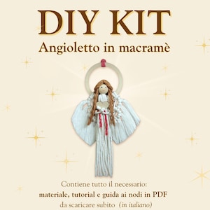 Op de afbeelding: Een doe-het-zelf kit voor een macramé engel, met een handgemaakte engel met witte vleugels, bruin haar en een rode accent. De kit bevat materialen, een tutorial en een PDF-gids. De tekst bovenaan luidt "DIY KIT" en "Angioletto in macramè".