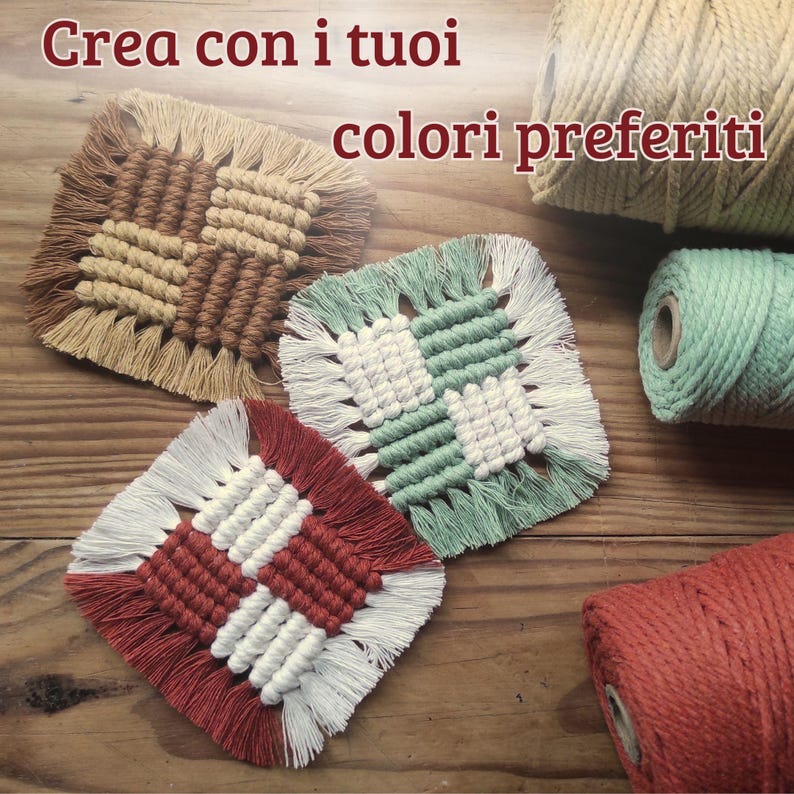 Pu&ograve; includere: Sottobicchieri quadrati in macram&egrave; beige, verde e rosso con dettagli bianchi. I sottobicchieri hanno un design intrecciato e bordi con frange. Sullo sfondo ci sono bobine di cordoncino macram&egrave; beige, verde e rosso. Il testo recita "Crea con i tuoi colori preferiti."