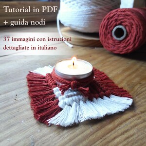 Pu&ograve; includere: Una candela accesa in un portacandele in macram&egrave; rosso e bianco con frange. Il testo recita "Tutorial in PDF + guida nodi" e "37 immagini con istruzioni dettagliate in italiano."