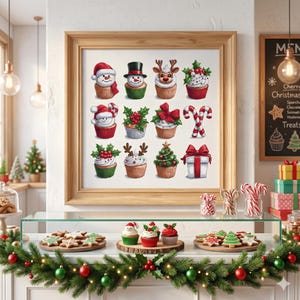 Puede incluir: Una impresión enmarcada que presenta doce cupcakes festivos con decoraciones navideñas, que incluyen gorros de Papá Noel, cornamentas de reno y árboles de Navidad. La imagen está ambientada en una panadería con decoraciones navideñas, como una guirnalda y galletas de jengibre.