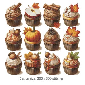 Pode incluir: Um padrão de ponto cruz com doze cupcakes com decorações com tema de outono. Cada cupcake tem uma base marrom e é coberto com vários elementos como paus de canela, maçãs, abóboras e folhas de bordo. O tamanho do design é de 300 x 300 pontos.