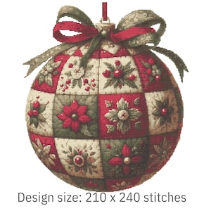Może przedstawiać: Szczegółowa ozdoba świąteczna z patchworkowym wzorem. Ozdoba posiada czerwone, zielone i kremowe kwadraty, każdy ozdobiony motywami kwiatowymi i jagodowymi. Czerwono-zielona kokarda wieńczy ozdobę. Tekst "Design size: 210 x 240 stitches" znajduje się na dole.