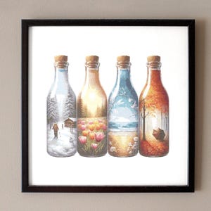 Op de afbeelding: Ingelijste kunstdruk met vier glazen flessen, die elk een ander seizoen uitbeelden. De flessen tonen winter, lentetulpen, een zomerse strandscène en herfstbladeren met een beer. De flessen hebben kurken.