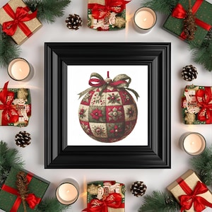 Może przedstawiać: Oprawiona ozdoba świąteczna z patchworkowym wzorem czerwonych, zielonych i białych kwadratów, ozdobiona kwiatowymi wzorami. Obraz otoczony jest świątecznymi elementami, takimi jak zapakowane prezenty, szyszki, świece i gałęzie wiecznie zielone, tworząc świąteczny motyw.