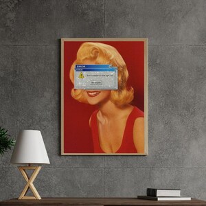 Könnte beinhalten: Ein gerahmter Kunstdruck mit einem Vintage-Bild einer Frau mit blonden Haaren und einem roten Kleid. Eine Computerfehlermeldung bedeckt ihre Augen. Der Druck wird auf einer Holzkonsolentisch mit Lampe und Büchern angezeigt.