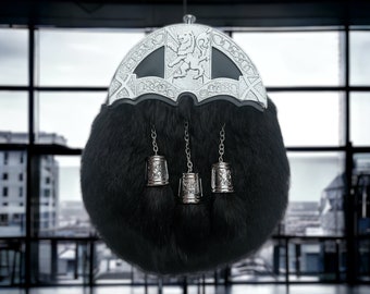 Handgefertigter Scottish Highland Sporran: Schwarzes Kaninchenfell mit Löwen Design