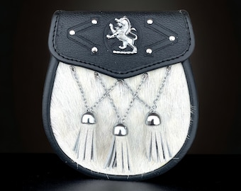 Sporran scozzese per kilt: pelle di capra bianca, stemma cromato con leone rampante