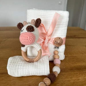Personalisiertes Starterset mit weißem Lätzchen und einer weißen Kuh, Baby, Neugeborenen, Geburt, Geschenkebox, Schnullerkette