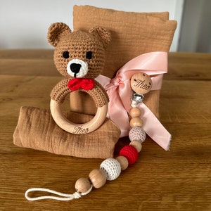 Personalisiertes Starterset mit braunem Lätzchen und einem dunkelbraunen Bär, Baby, Neugeborenen, Geburt, Geschenkebox, Schnullerkette