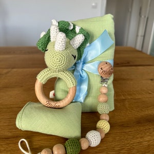 Personalisiertes Starterset mit grünem Lätzchen und einem grünen Dino, Baby, Neugeborenen, Geburt, Geschenkebox, Schnullerkette