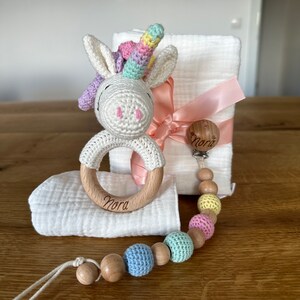 Personalisiertes Starterset mit weißem Lätzchen und einem weißen Einhorn, Baby, Neugeborenen, Geburt, Geschenkebox, Schnullerkette