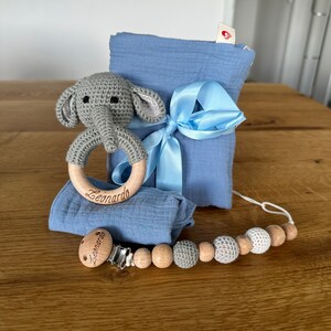 Personalisiertes Starterset mit blauem Lätzchen und einem grauen Elefanten, Baby, Neugeborenen, Geburt, Geschenkebox, Schnullerkette