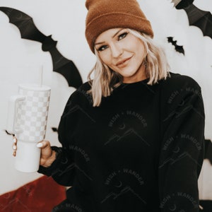 Gildan 18000 Black Mockup|Maquete de Halloween|Maquete de garota gostosa|Estética moderna|Maquete de menina bonita|Mockup Boho|influenciador|Maquete de morcegos|cHalloween