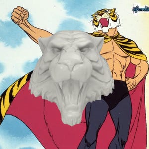 Può includere: Una scultura a forma di testa di tigre bianca è presentata davanti a un'illustrazione a cartoni animati di una figura muscolosa con testa e mantello di tigre. Lo sfondo ha una sfumatura blu e gialla.