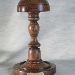 Soporte para sombrero de peluca corta, madera grabada, madera dura, roble oscuro o claro, abogado, etc.