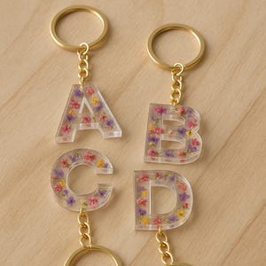 Llavero con letra de resina epoxi transparente: un regalo personalizado, elegante y único.