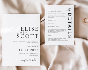 Op de afbeelding: Elegant trouwuitnodigingspakket met twee witte kaarten met zwarte tekst. De hoofkaart toont de namen "Elise en Scott" en evenementdetails. Gouden trouwringen liggen op een crèmekleurige stof.