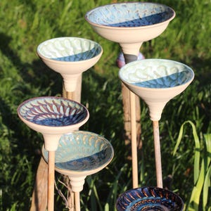 Vogeltränke "Ammonit" aus Keramik fürs Beet - handgefertigte Unikate - Insektentränke & Bienentränke - Garten Deko Wasserstelle für Vögel