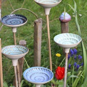 Vogeltränke "Ammonit" aus Keramik fürs Beet - handgefertigte Unikate - Insektentränke & Bienentränke - Garten Deko Wasserstelle für Vögel