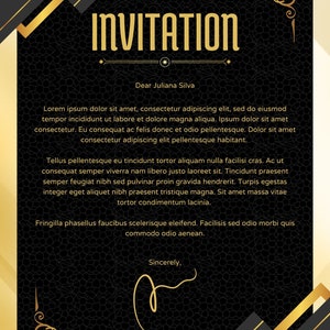 Puede incluir: Una tarjeta de invitación negra y dorada con un diseño geométrico. El texto "INVITATION" está en letras doradas. El texto "Estimada Juliana Silva" está en letras negras. El texto "Atentamente" está en letras negras con una firma manuscrita en letras doradas.