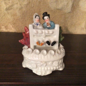 Rzadkie, zabytkowe pudełko na drobiazgi Daisy Trinket Box, Conta&Boehme, około 1900 r. przedstawiające „Babes in the Wood” po kategorii Fairing x.