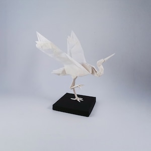 Gru origami realistica realizzata con carta artigianale di qualità
