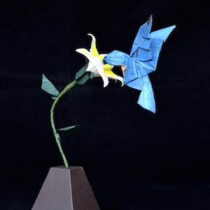 Colibri avec fleur d'origami. Oiseau buvant une fleur en origami