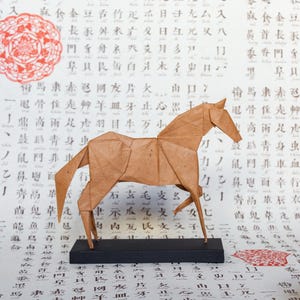 Cavallo origami, figura equestre realizzata con la piegatura della carta