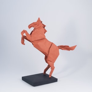 Cheval en origami complexe. Cheval cabré en origami fait à la main, fabriqué à partir de papier artisanal de qualité