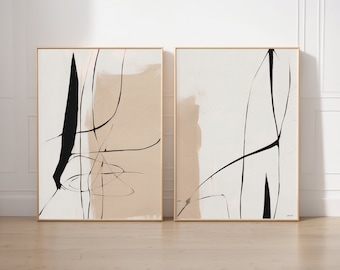 Könnte beinhalten: Zwei abstrakte Gemälde in Beige und Schwarz im minimalistischen Stil. Die Gemälde sind in Naturholz gerahmt und zeigen schwarze Linien und Formen auf beigefarbenem Hintergrund.