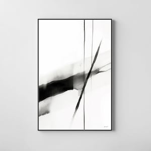Puede incluir: Impresión artística abstracta en blanco y negro en un marco negro. La obra presenta trazos de pincel audaces y elementos lineales, creando una composición dinámica. El contraste entre la tinta negra y el fondo blanco da una estética moderna y minimalista.