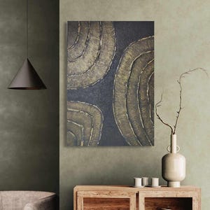 Decoração de parede texturizada. Pintura em relevo em preto e dourado.