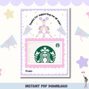 Puede incluir: Diseño de tarjeta de regalo con el logotipo de Starbucks, enmarcado en rosa y blanco. La tarjeta presenta ilustraciones de animadoras y el texto "¡Gracias por apoyarme todo el año!" y "De:" en la parte inferior. Las palabras "DESCARGA INSTANTÁNEA DE PDF" están en la parte inferior.