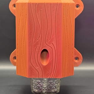 Könnte beinhalten: Handgefertigtes Holzschild mit dem Wort "Welcome" in verspielter Schrift. Es hat einen weißen, abgenutzten Hintergrund und einen dunkelbraunen Rand, ideal für eine Eingangstür oder einen Flur.