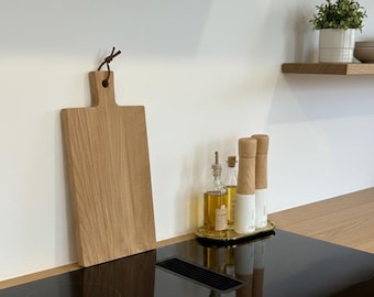 Serving board with solid oak wood and leather strap | Tapas board & cutting board | Scandinavian kitchen decor | Wedding gift | Housewarming gift