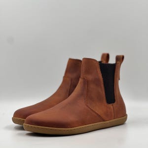 Chelseaboot op blote voeten