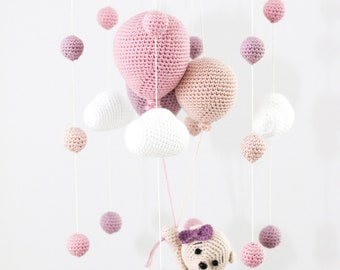 Gehäkeltes Baby Mobile mit Teddybär und Luftballons für das Babybett im Kinderzimmer, personalisiert