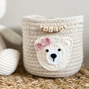 Aufbewahrungkörbchen für das Kinderzimmer mit gehäkelter Teddy Applikation, personalisierbar