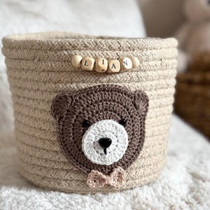 Aufbewahrungkörbchen für das Kinderzimmer mit gehäkelter Teddy Applikation, personalisierbar
