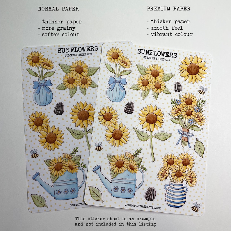 K&ouml;nnte beinhalten: Zwei Stickerb&ouml;gen mit Sonnenblumen-Illustrationen. Die Sticker zeigen Sonnenblumen in Vasen, Gie&szlig;kannen und Str&auml;u&szlig;en, sowie Bienen und Sonnenblumenkerne. Der Text "SUNFLOWERS STICKER SHEET 039" ist auf jedem Bogen zu sehen. Die B&ouml;gen sind mit "NORMAL PAPER" und "PREMIUM PAPER" beschriftet.