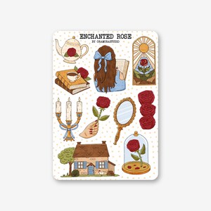 Puede incluir: Una hoja de pegatinas con ilustraciones de una tetera, libros, una mujer leyendo, un espejo, rosas, una casa, velas y una rosa en una cúpula de cristal. El texto "ENCHANTED ROSE" está en la parte superior.