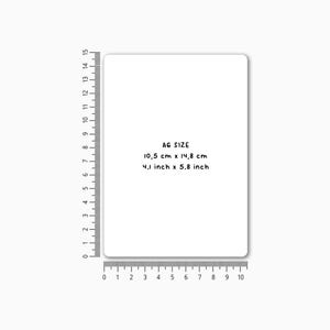 K&ouml;nnte beinhalten: Eine wei&szlig;e rechteckige Karte mit abgerundeten Ecken, mit dem Text "A6 SIZE" und den Abmessungen: 10,5 cm x 14,8 cm und 4,1 Zoll x 5,8 Zoll. Ein Lineal ist auf der linken Seite abgebildet.