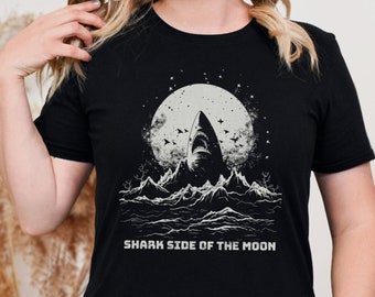 ホホジロザメTシャツ｜海の生き物好きへのギフトアイデア｜ゴシックビーチウェアトップス｜ダークフルムーンシャツ｜ユニセックス深海マリンTシャツ