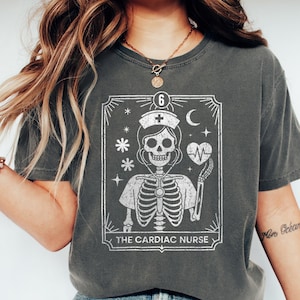 Herz Krankenschwester Shirt, Tarot Karte Shirt, lustiges Meme Shirt, Tarot Shirt, Krankenschwester Shirt, Krankenschwester Geschenk, Skelett Shirt, Retro Shirt, Krankenschwester Rundhalsausschnitt