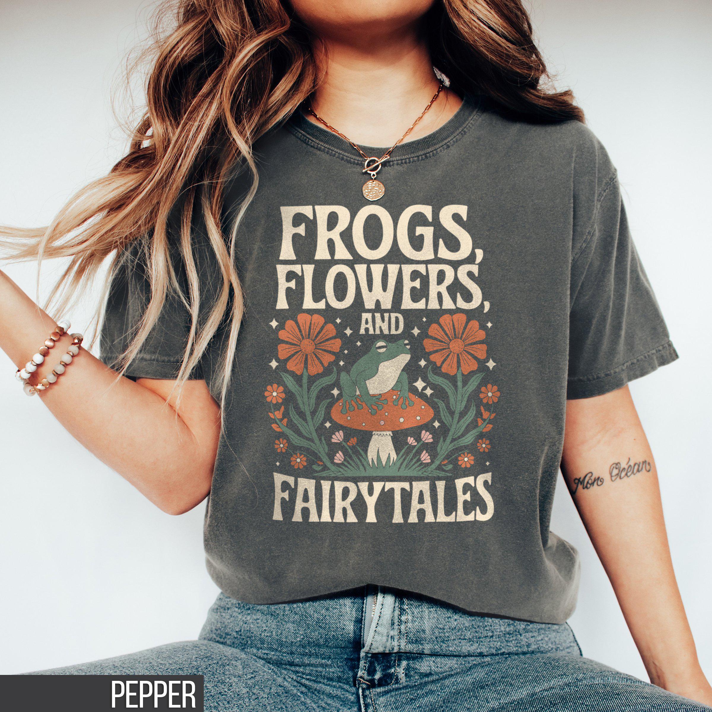 Frog Shirt, Fairycore Shirt, Fairytale Shirt, Cottagecore Shirt, Cute Floral Mushroom Shirt, Fairy Tale Top, Boho Cottage Core, Vintage Tee